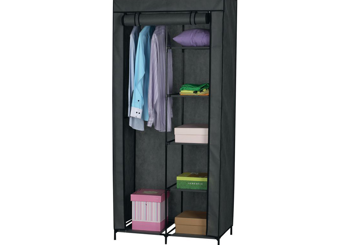 δείχνει τη ντουλάπα ανοιχτή